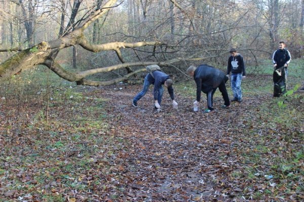  Прибрали луцький парк. ФОТО