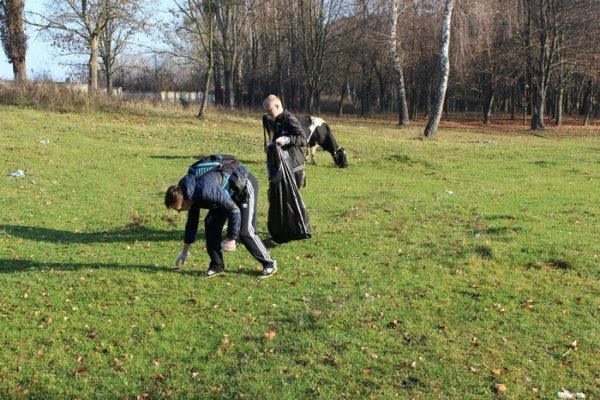  Прибрали луцький парк. ФОТО