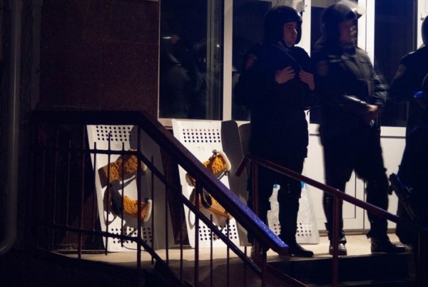 Фото нічного бунту в Луцьку