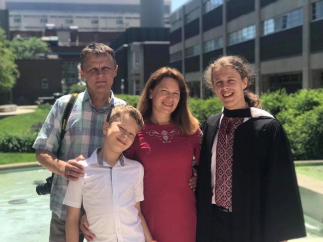 Кохання без кордонів: дівчина з Канади прийняла хрещення, аби поєднатися з хлопцем з Волині