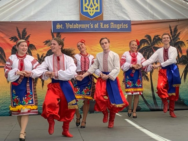 Кохання без кордонів: дівчина з Канади прийняла хрещення, аби поєднатися з хлопцем з Волині