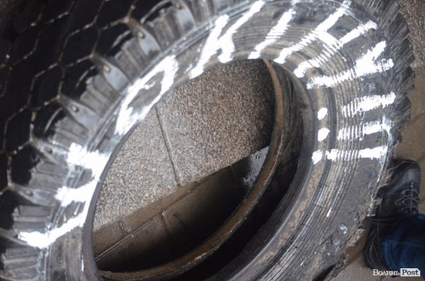 Луцькі студенти принесли прокурору області коктейль Молотова та бруківку. ФОТО