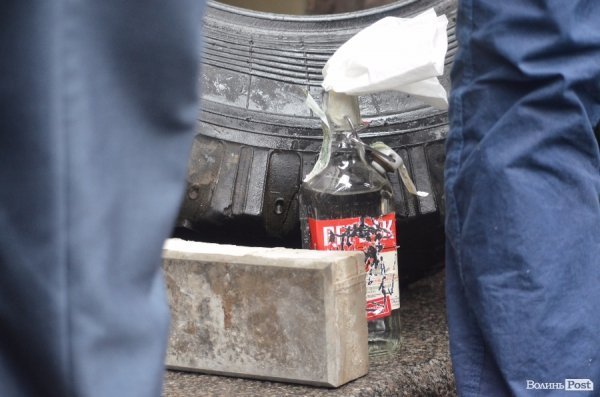 Луцькі студенти принесли прокурору області коктейль Молотова та бруківку. ФОТО