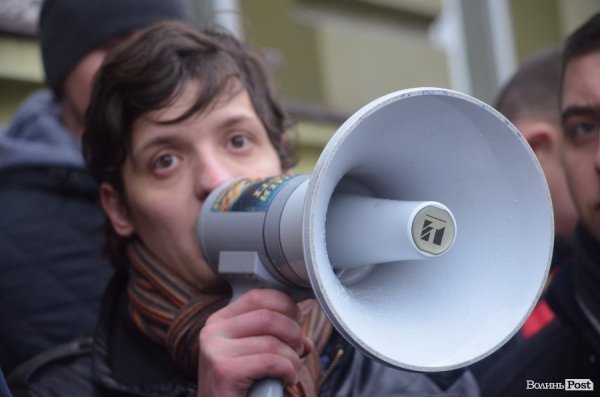 Луцькі студенти принесли прокурору області коктейль Молотова та бруківку. ФОТО