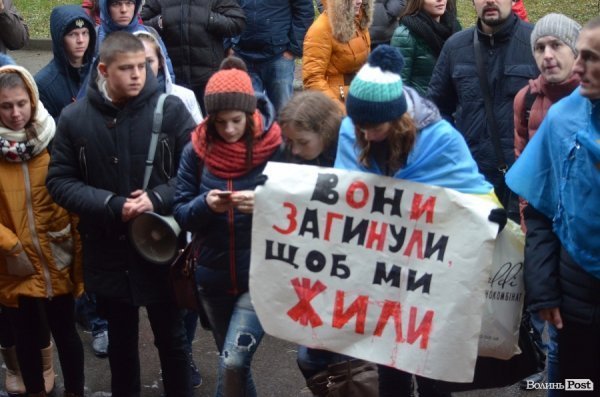 Луцькі студенти принесли прокурору області коктейль Молотова та бруківку. ФОТО