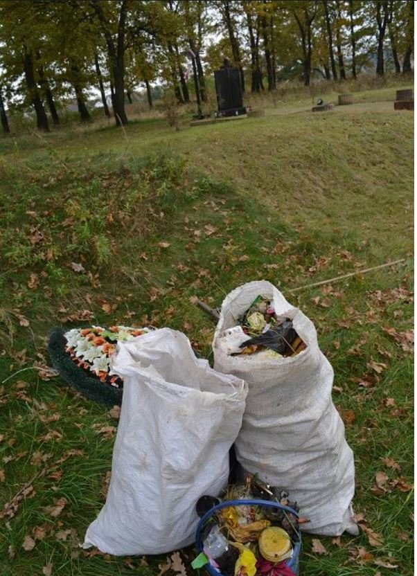 У селищі на Волині небайдужі прибрали старовинне польське кладовище. ФОТО