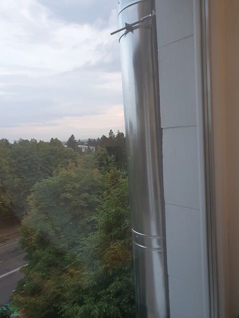 Суші-бар встановив витяжку на житловому будинку у Луцьку: мешканці бояться чадного газу, вібрації і пожежі