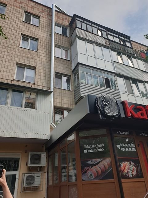 Суші-бар встановив витяжку на житловому будинку у Луцьку: мешканці бояться чадного газу, вібрації і пожежі