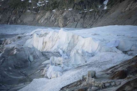 Найстаріший льодовик Альп вкрили ковдрами. ФОТО
