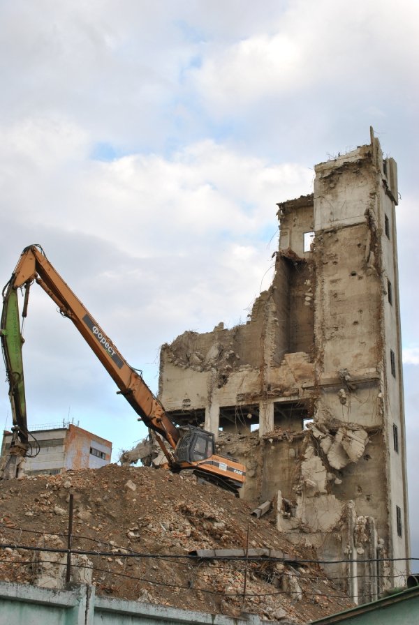 Як розбирають хлібокомбінат в Луцьку. ФОТО. ВІДЕО