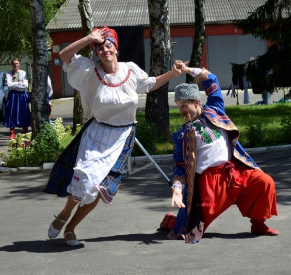 У Луцьку піснями та танцями розважали поранених військових. ФОТО