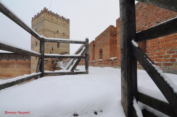 Фото зимового Луцького замку