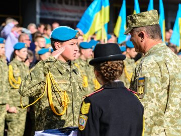 У центрі Луцька майже пів тисячі ліцеїстів склали присягу. ФОТО