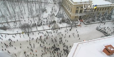 Станом на 12:44 Беркут знову відступає. Люди йдуть на Грушевського.