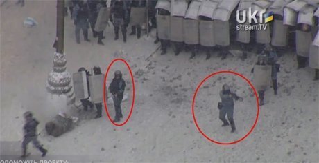 Беркут відстрілюється. Зупинився за Парламентською бібліотекою.