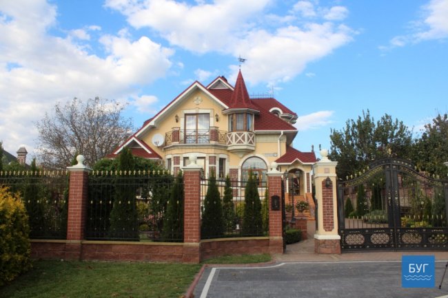 «Навіщо їхати в Італію, якщо її можна побудувати тут»: дизайнер з Волині власноруч облаштував зону відпочинку