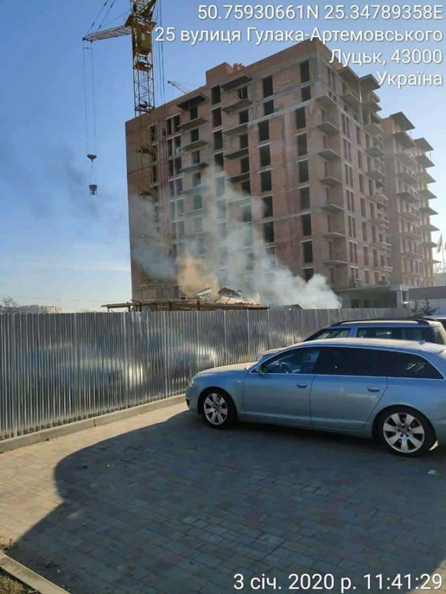 В одному з мікрорайонів Луцька будівельники палили непотрібні шини. ФОТО