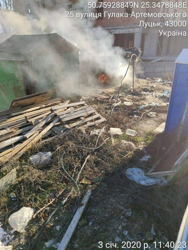 В одному з мікрорайонів Луцька будівельники палили непотрібні шини. ФОТО
