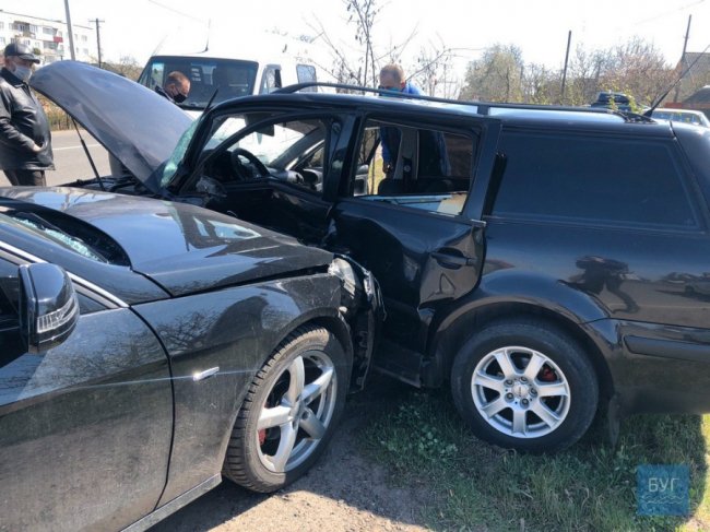 У Нововолинську – аварія за участю Mercedes та Volkswagen. ФОТО