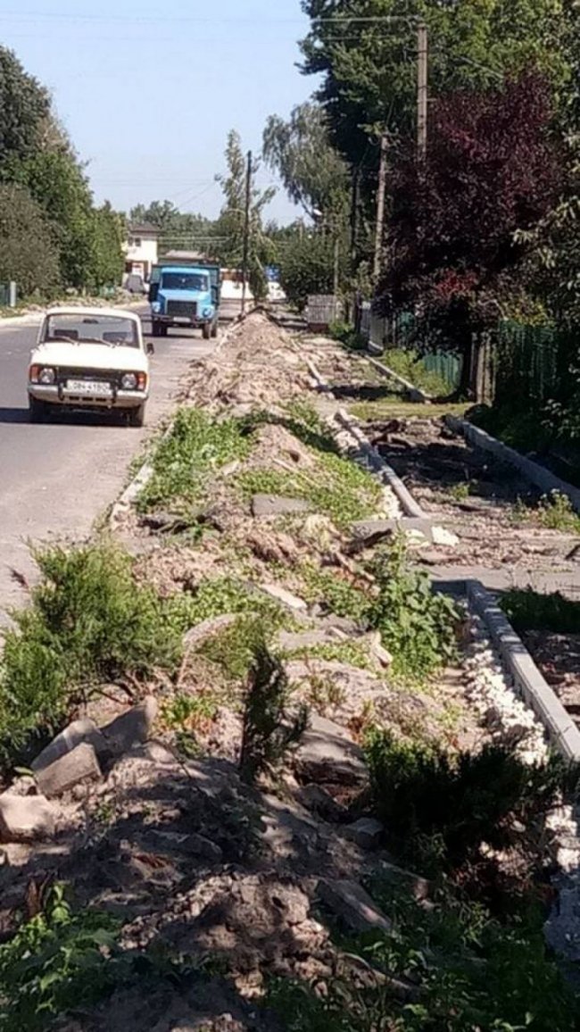 У місті на Волині після ремонту дороги «забули» зробити тротуар