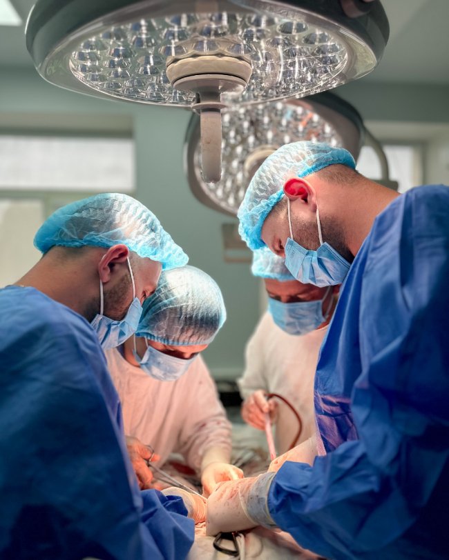 Волинські медики видалили пацієнту із сечового міхура 5 великих каменів. ФОТО