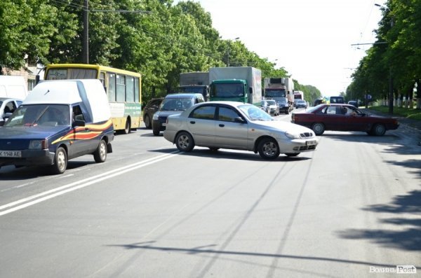 Обурені мешканці обваленого будинку перекрили дорогу. ФОТО