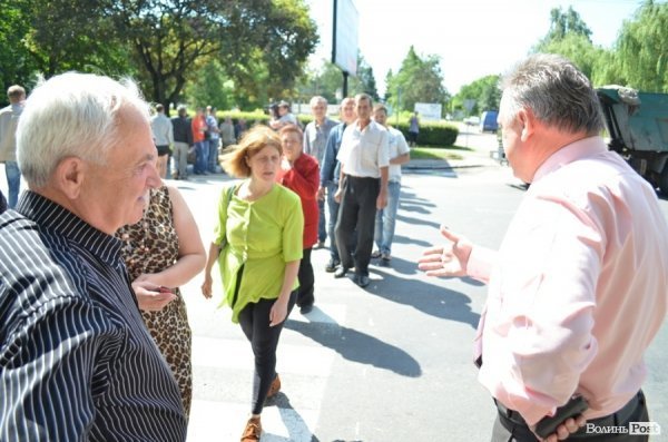 Обурені мешканці обваленого будинку перекрили дорогу. ФОТО