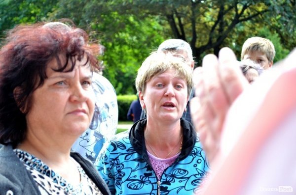 Обурені мешканці обваленого будинку перекрили дорогу. ФОТО