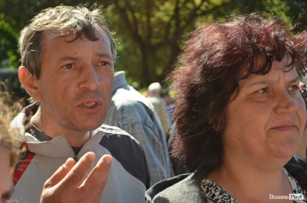 Обурені мешканці обваленого будинку перекрили дорогу. ФОТО