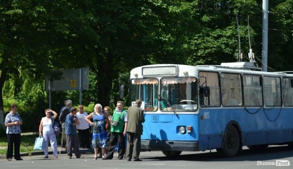 Обурені мешканці обваленого будинку перекрили дорогу. ФОТО