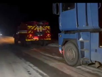 Не впорався з керуванням: на Волині вантажівка через негоду перегородила трасу