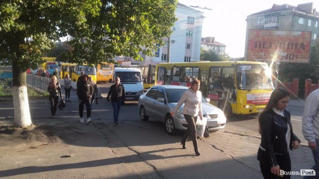 У центрі Луцька – транспортний колапс. ОНОВЛЕНО