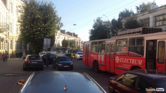 У центрі Луцька – транспортний колапс. ОНОВЛЕНО