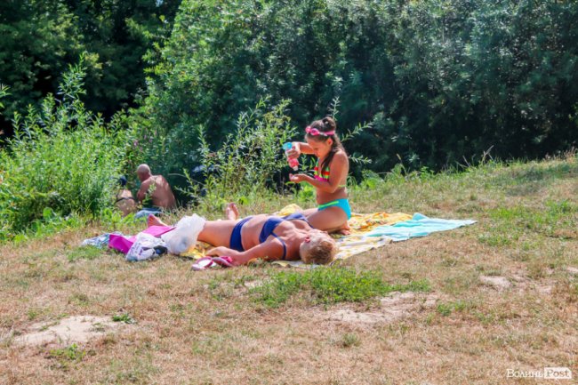 Стир, фонтани і вуличні душі: як у Луцьку рятуються від спеки. ФОТО