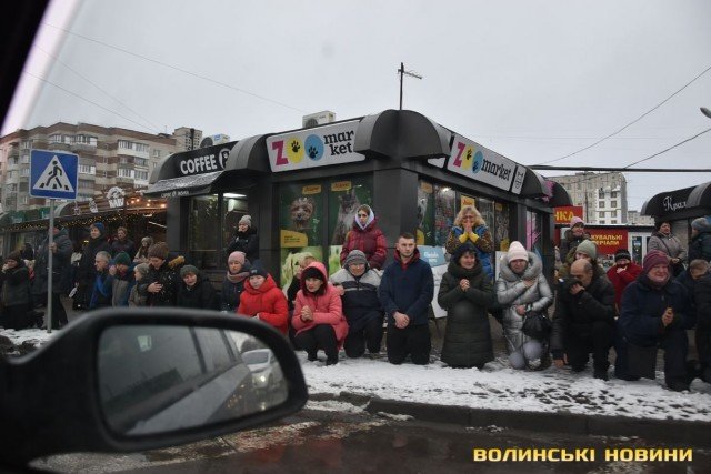 Луцьк зі слізьми зустрів загиблого Героя Андрія Гурного. ФОТО