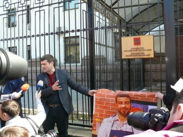 У Києві закидали помідорами портрет Урганта. ФОТО. ВІДЕО