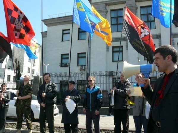 У Києві закидали помідорами портрет Урганта. ФОТО. ВІДЕО