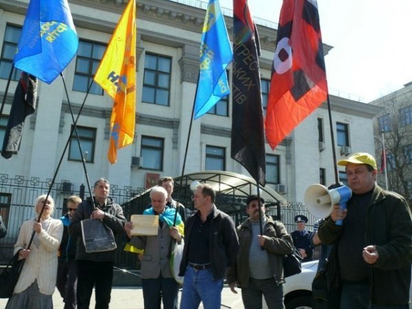 У Києві закидали помідорами портрет Урганта. ФОТО. ВІДЕО