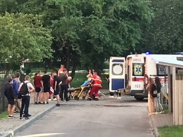 У Луцьку під час «дворових розбірок» підлітку встромили ножа в спину.ВІДЕО