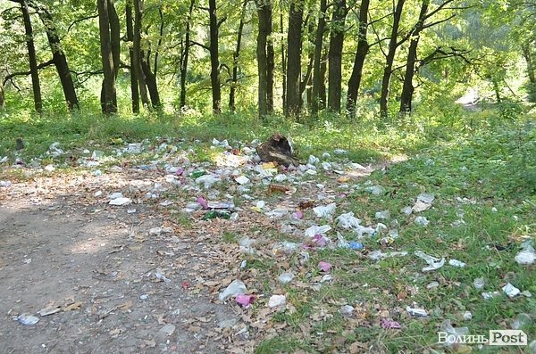 Луцький парк перетворився на смітник, бо нікому доглядати. ФОТО