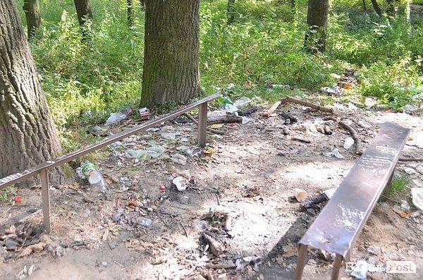 Луцький парк перетворився на смітник, бо нікому доглядати. ФОТО