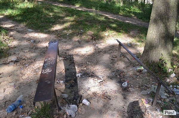 Луцький парк перетворився на смітник, бо нікому доглядати. ФОТО