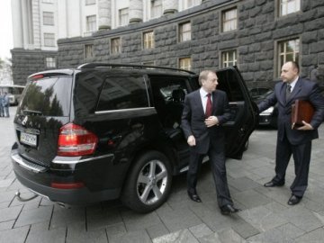 Українські чиновники масово їздять на крадених VIP-авто