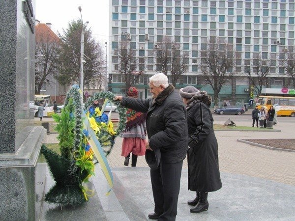 У Луцьку поклали квіти до пам’ятника першому Президенту України. ФОТО