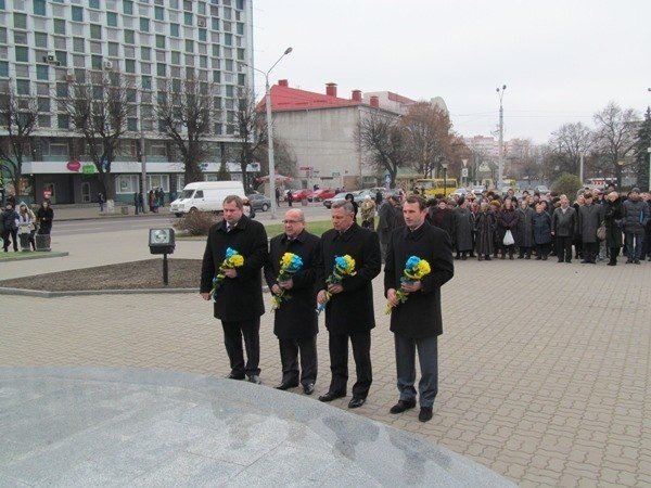 У Луцьку поклали квіти до пам’ятника першому Президенту України. ФОТО