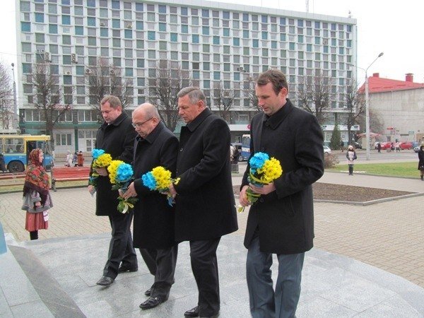 У Луцьку поклали квіти до пам’ятника першому Президенту України. ФОТО