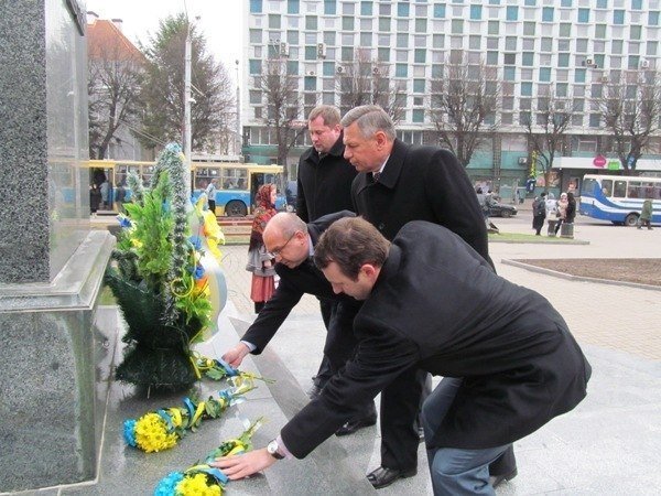 У Луцьку поклали квіти до пам’ятника першому Президенту України. ФОТО
