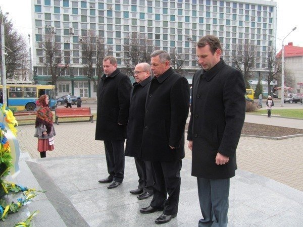 У Луцьку поклали квіти до пам’ятника першому Президенту України. ФОТО