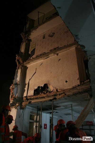 Обвал зсередини: з магазину вигрібають уламки стін і виносять товар