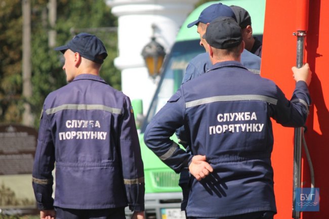 На червоних люках – не паркуватись: у місті на Волині рятувальники позначили пожежні гідранти